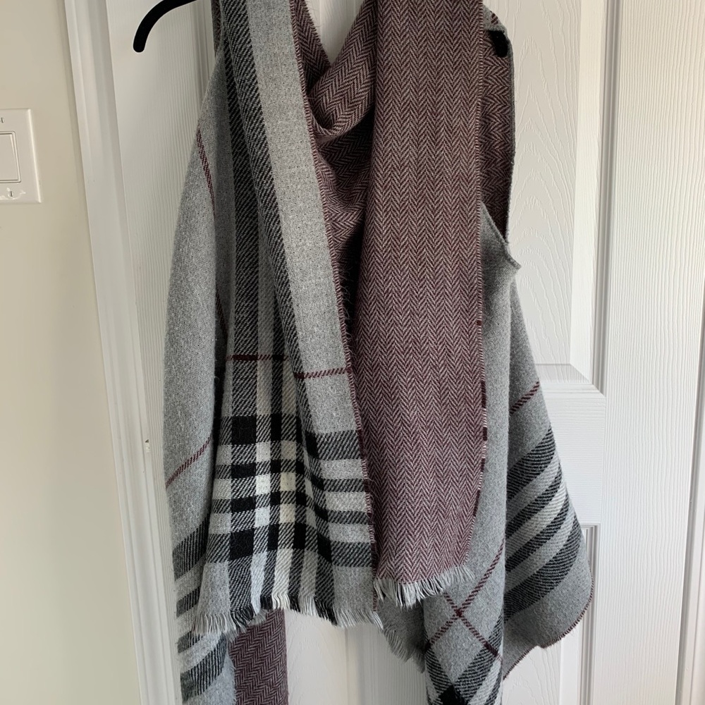 Gorgeous “Burberry style” poncho/vest